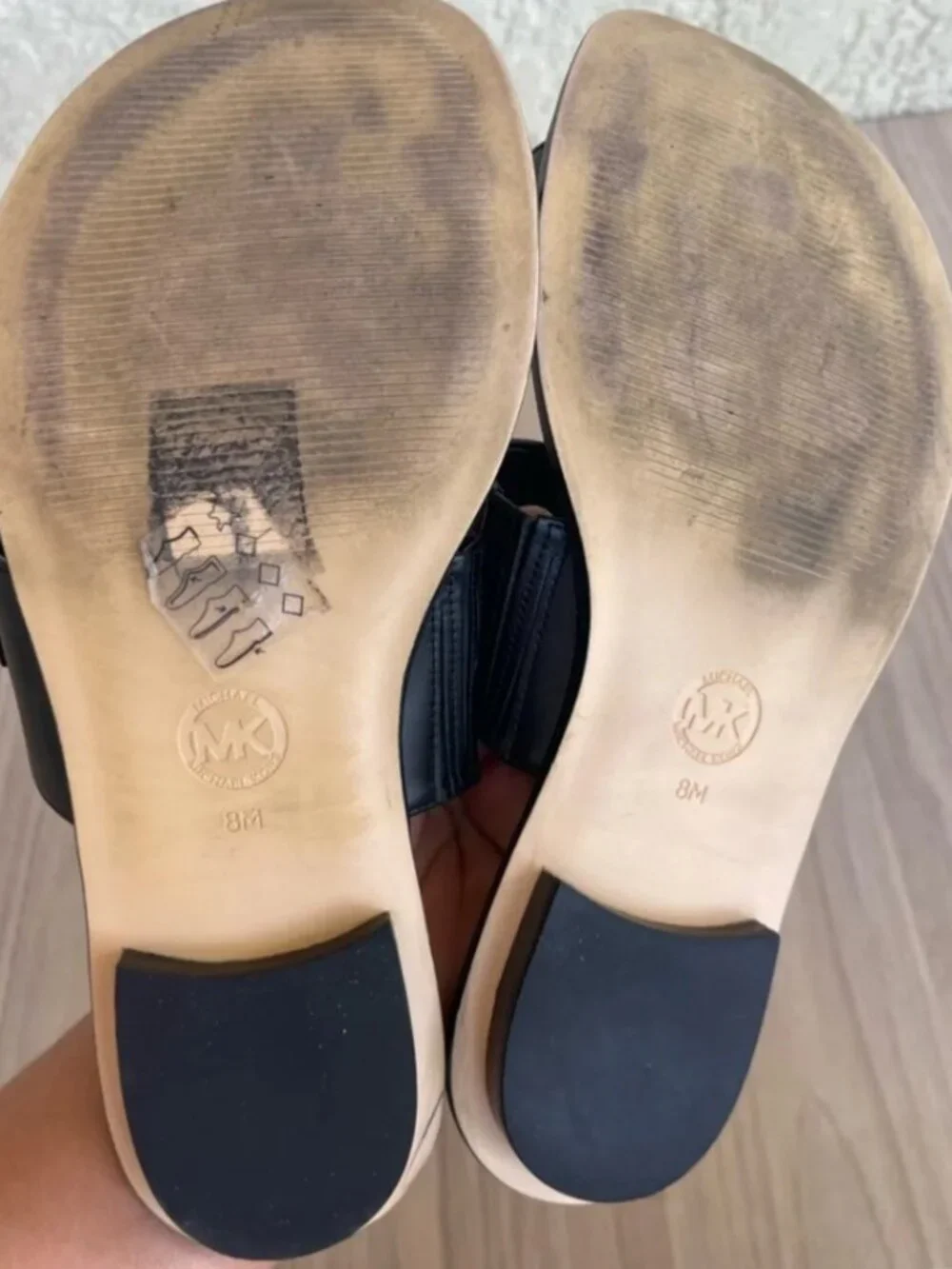Michael Kors Sandals with toe loop black looks like brand new 8